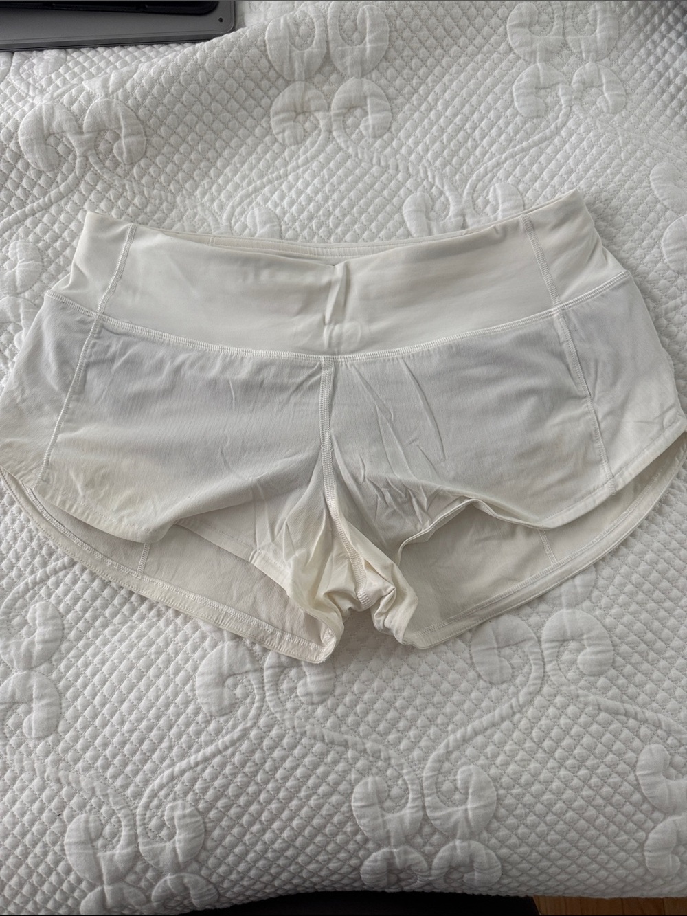 Lululemon white speed up shorts, size 4. 2.5 inch